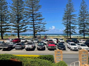 Camden House - Hosted by Burleigh Letting, Surfers Paradise